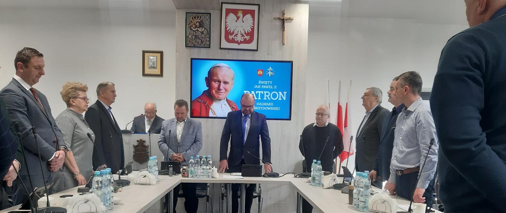 Sesja Rady Miejskiej przy stole stoją radni Rady Miejskiej w Kalwarii Zebrzydowskiej 