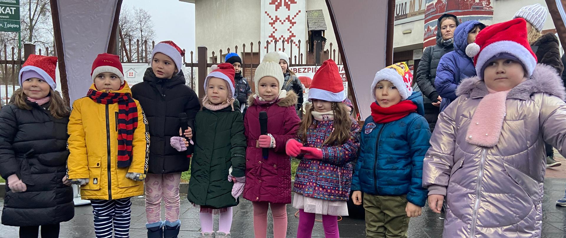 Dzieci występują uczestnikami Jarmarku