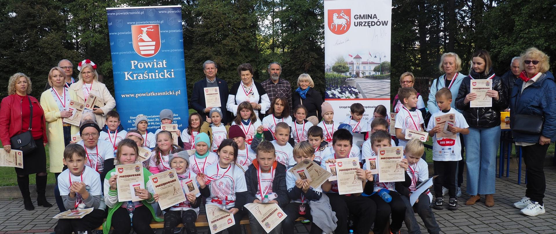 Uczestnicy biegu wraz z dyplomami i medalami oraz zaproszeni goście