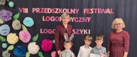 Nauczycielki, Dyrekcja i nagrodzone dzieci pozują do zdjęcia