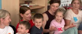 Zajęcia z okazji Dnia Mamy - mamy z przedszkolakami podczas zajęć