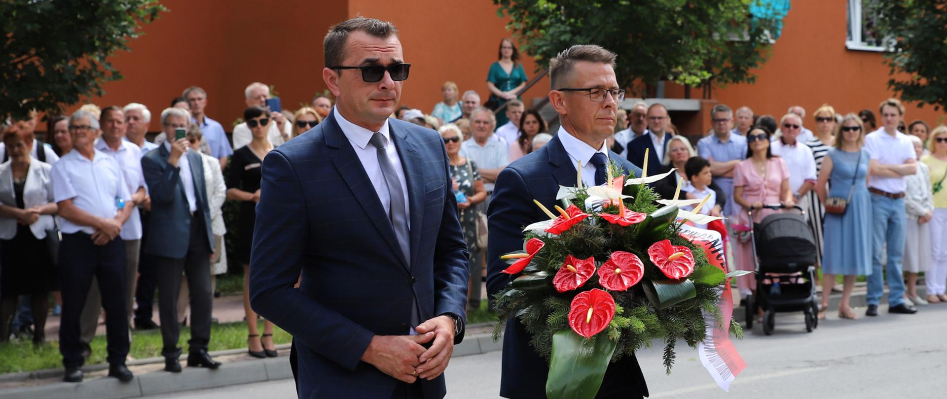 Na zdjęciu delegacja Powiatu Kraśnickiego składająca wiązankę przy pomniku upamiętniającym kraśnicki Czerwiec '59
