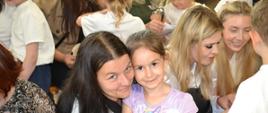 Widownia - dumni rodzice i dziadkowie pozują z dziećmi