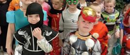 Dzieci w strojach karnawałowych podczas zabawy