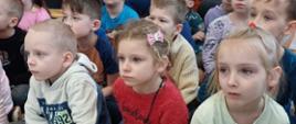 Dzieci wraz z nauczycielkami czekają na przedstawienie