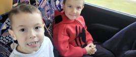 Dzieci w autokarze pozują do zdjęcia
