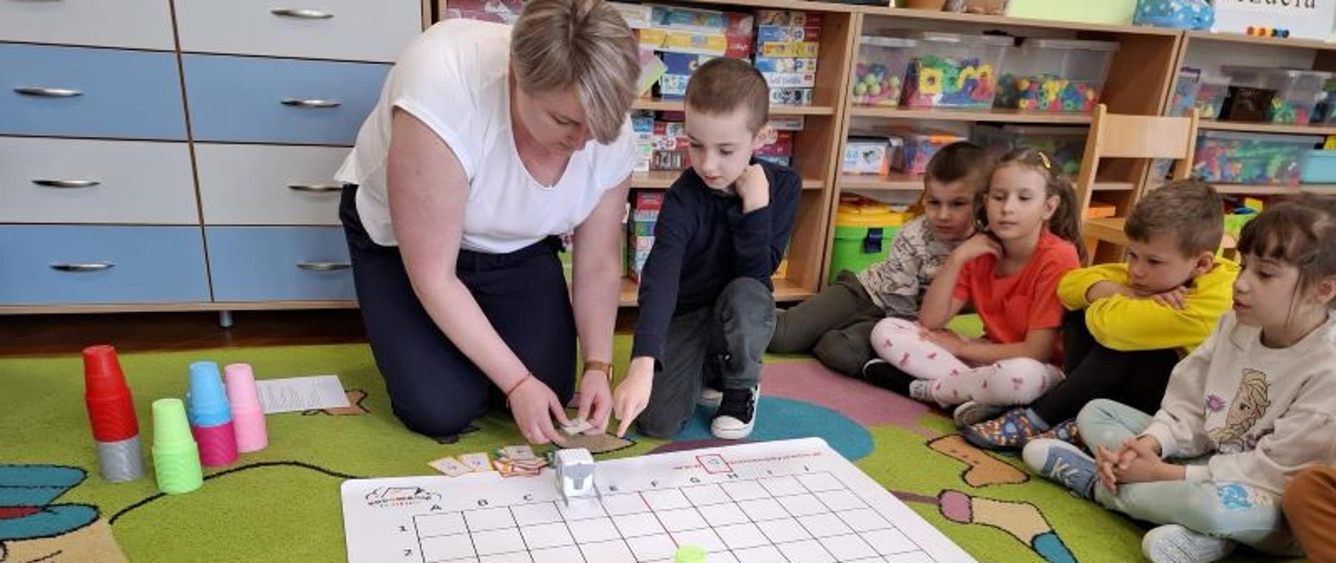 Dzieci, nauczycielki i dyrekcja podczas wspólnej zabawy