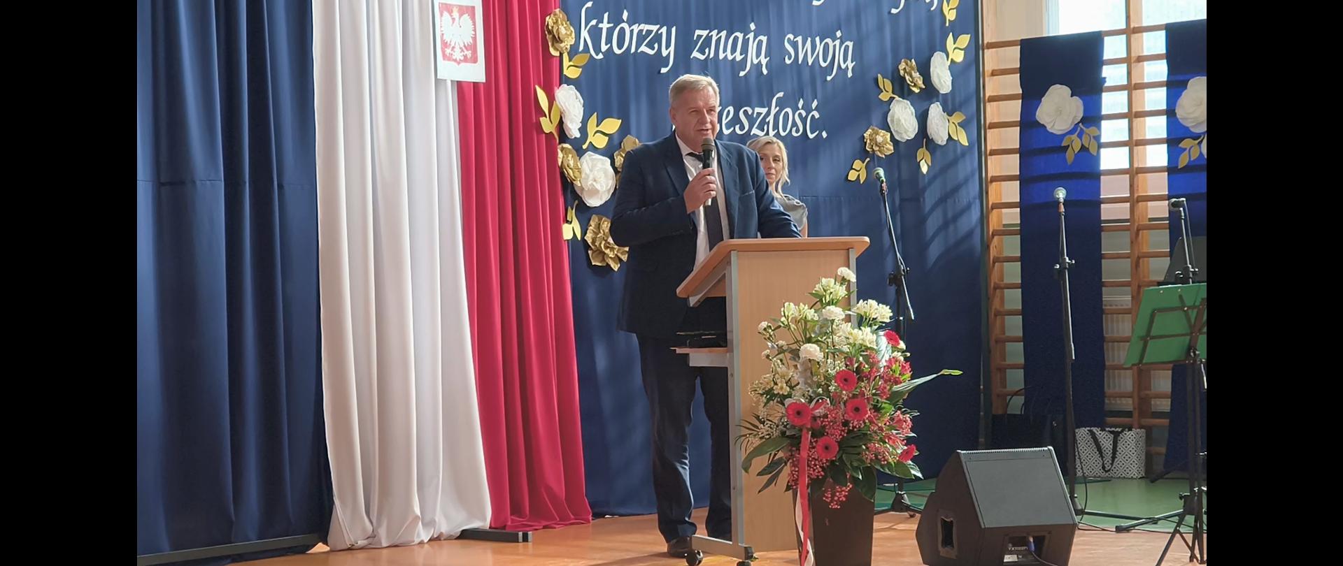 Starosta bielski Sławomir Jerzy Snarski podczas jubileuszowej uroczystości 80-lecia Szkoły Podstawowej nr 2 im. kpt. W. Wysockiego w Bielsku Podlaskim