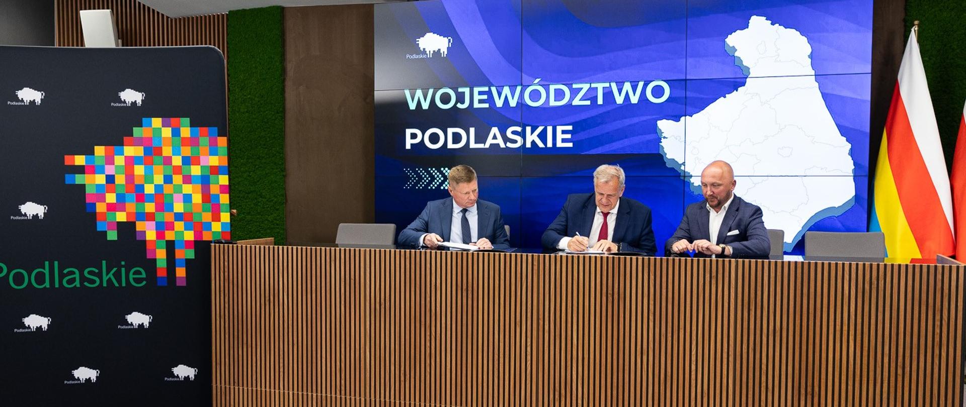 Starosta bielski Sławomir Jerzy Snarski podpisał umowę z zarządem Województwa Podlaskiego na dofinansowanie budowy boiska wielofunkcyjnego (fot. Województwo Podlaskie)