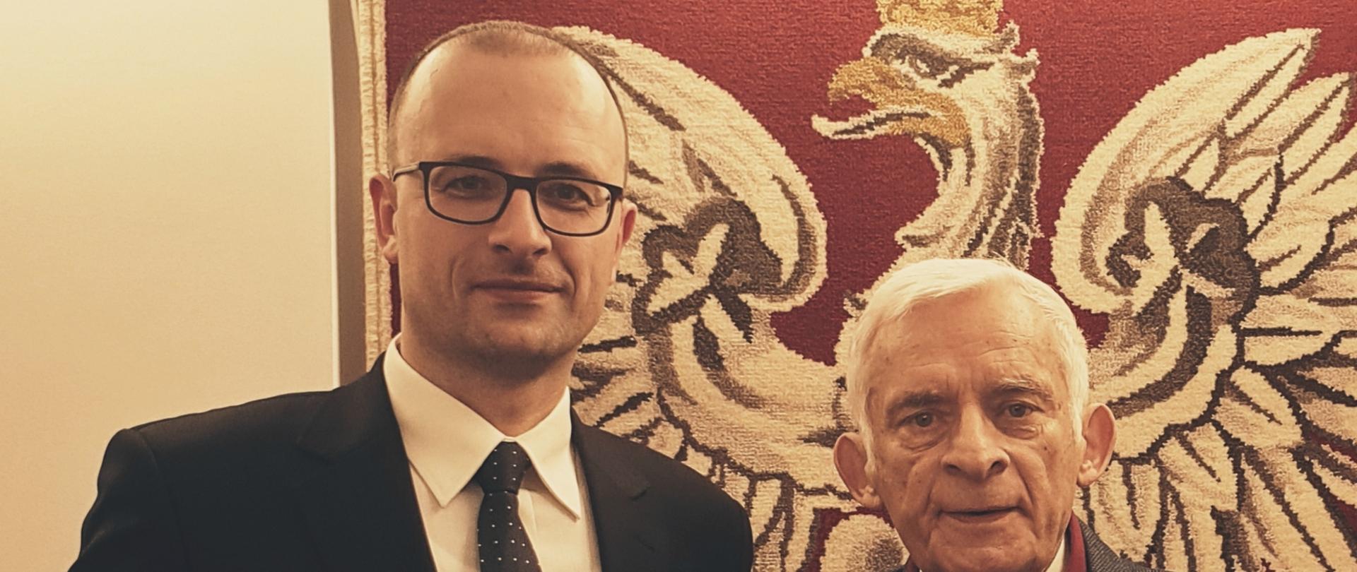 Wójt Gminy Hażlach Grzegorz Sikorski z przewodniczącym Kapituły Rankingu Samorządów „Rzeczpospolitej” profesorem Jerzym Buzkiem