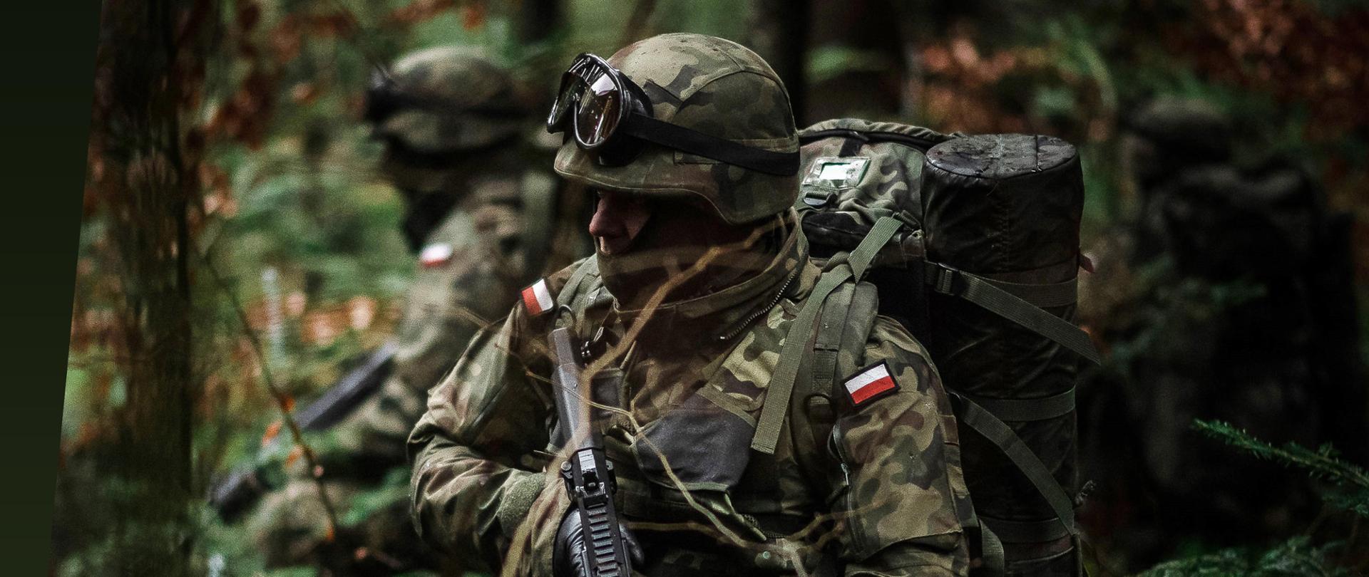 Na plakacie rekrutacyjnym znajduję się żołnierz z karabinem ubrany w mundur o kolorystyce moro. Z lewej strony plakatu znajdują się informację i kontakt do szefów mobilnego zespołu rekrutacyjnego.