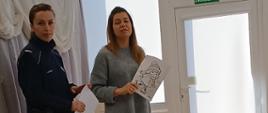 Przedstawicielki Komendy Policji w Hajnówce rozmawiają z dziećmi