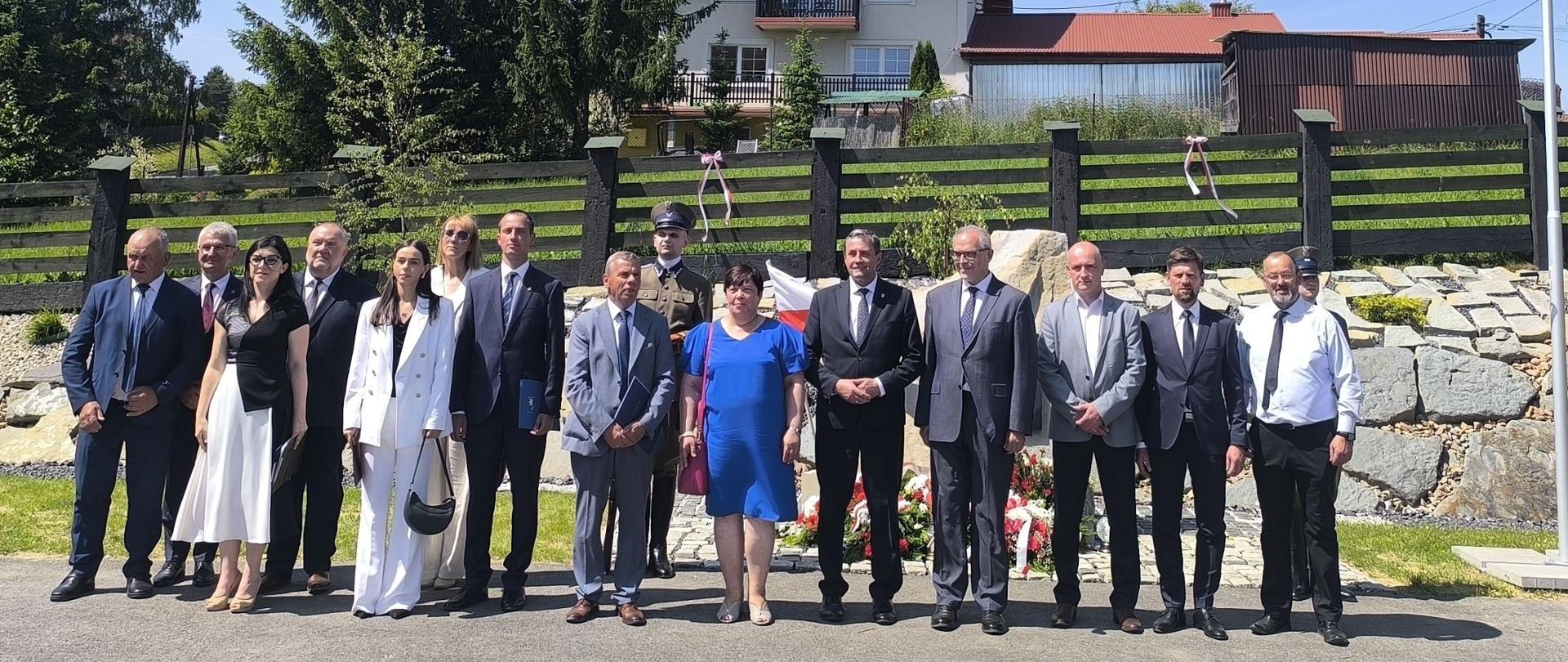 Wszyscy zaproszeni goście przed pamiątkową tablicą.