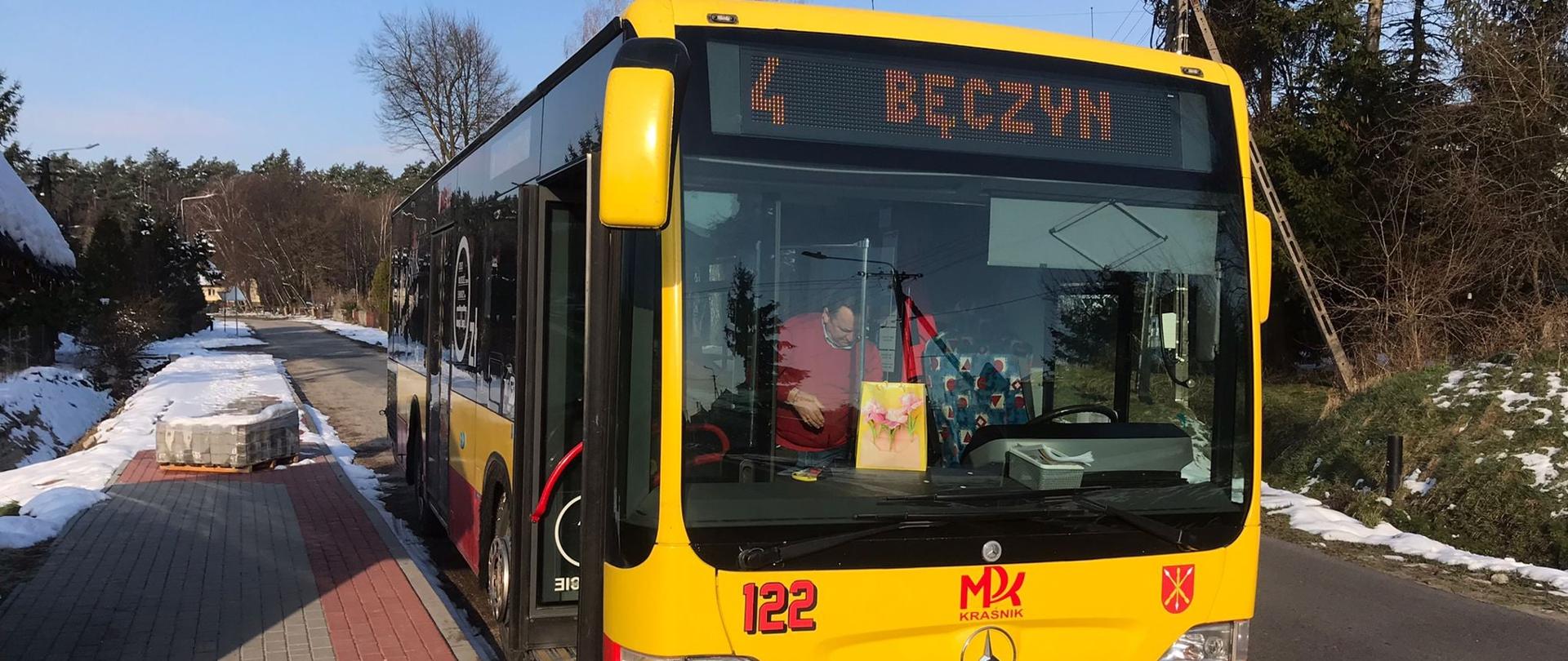 Zdjęcie przedstawia autobus komunikacji miejskiej, który kursuje na linii numer cztery. 