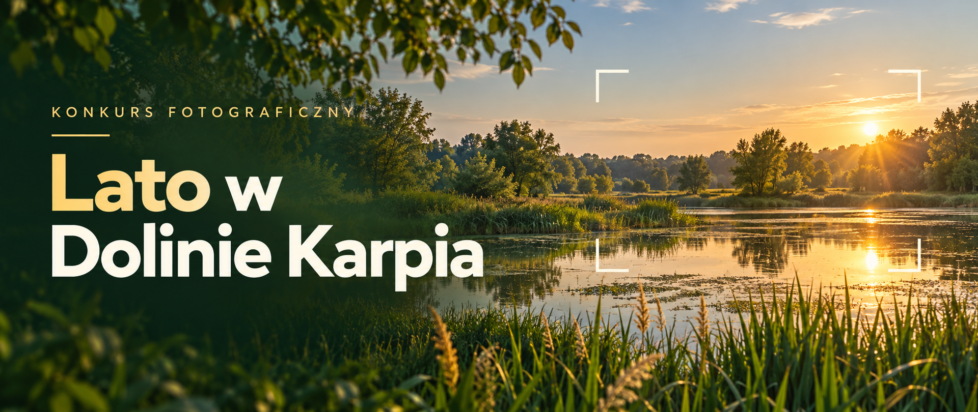 Grafika promująca konkurs fotograficzny „Lato w Dolinie Karpia”. W tle staw otoczony bujną zielenią i trzcinami, z zachodzącym słońcem odbijającym się w wodzie. Po prawej stronie białe narożniki symbolizują kadr aparatu.
