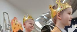 Dzieci oglądają spektakl i biorą w nich udział