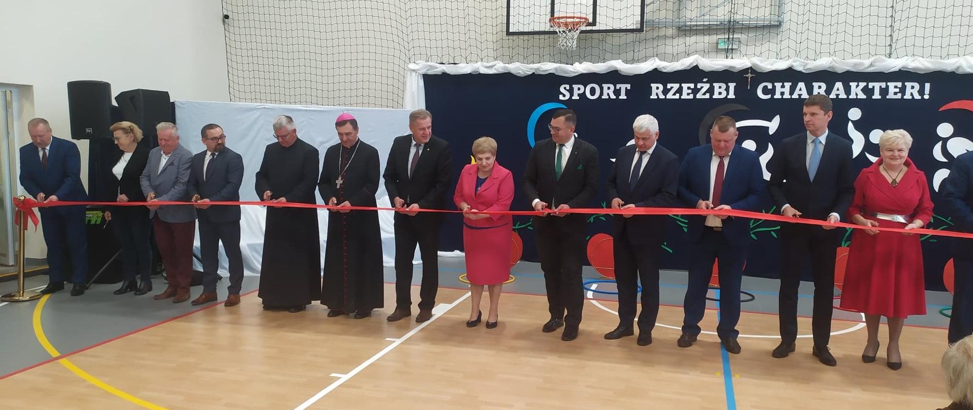 Otwarcie nowej sali gimnastycznej w Szkole Podstawowej im.Ks. F.J. Falkowskiego w Topczewie - symboliczne przecięcie wstęgi