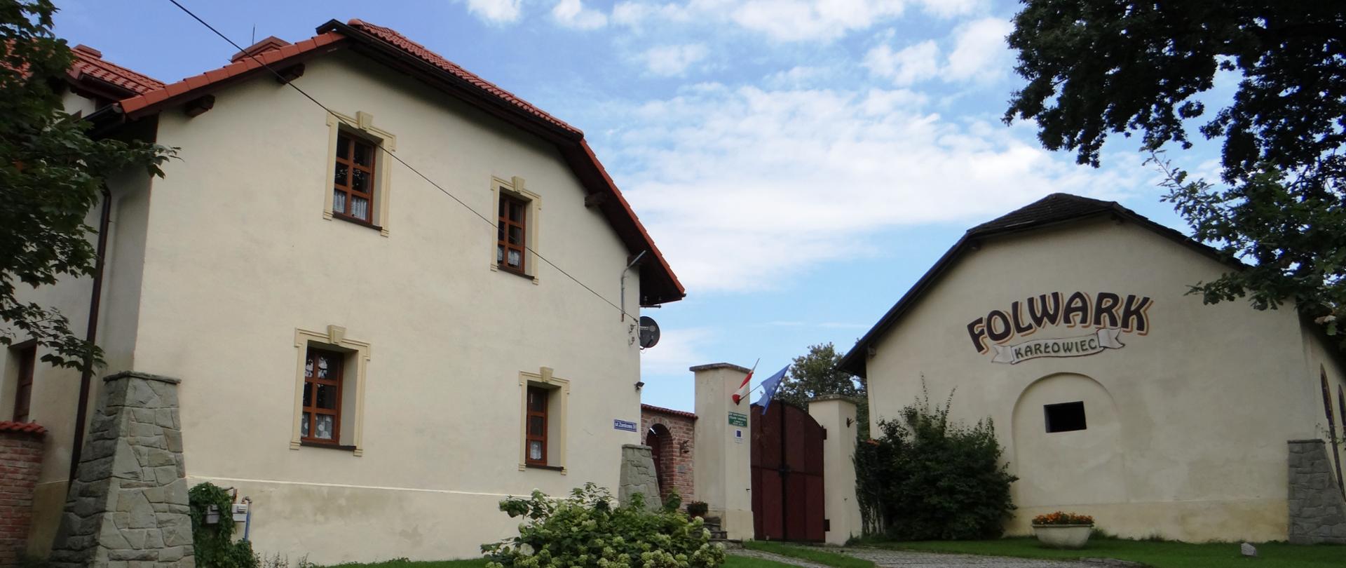 Wjazd do folwarku Karłowiec