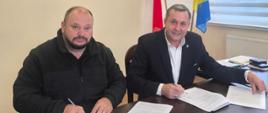 Podpisaniu umowy przez pana wójta T.Rajcę i wykonawcę B. Pałasza.