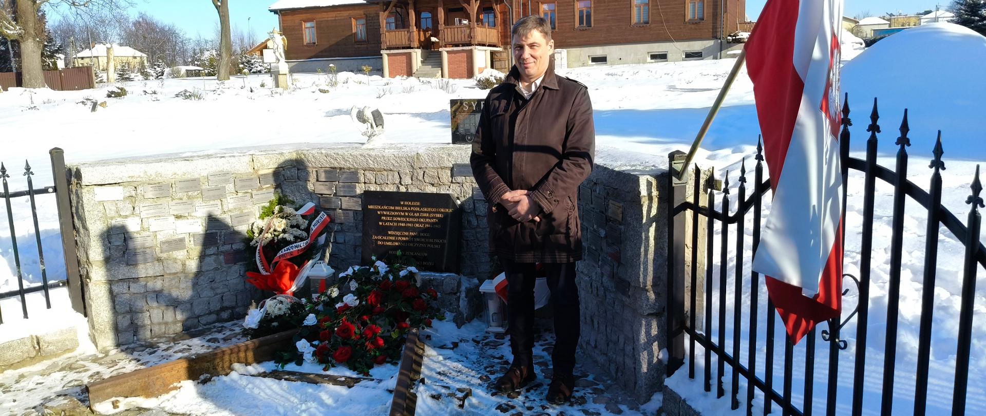 Członek Zarządu Powiatu w Bielsku Podlaskim Maciej Bobel, przed odsłoniętym w niedzielę 8 lutego pomnikiem ofiar Sybiru