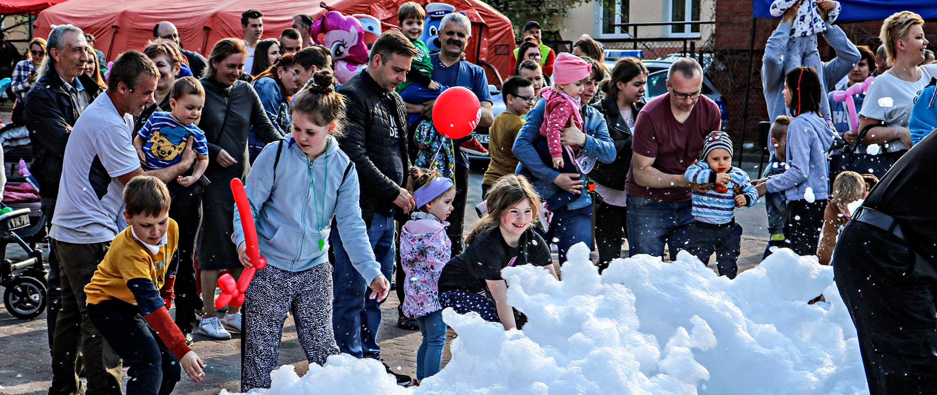 Pokazy ratownictwa przeciwpożarowego.