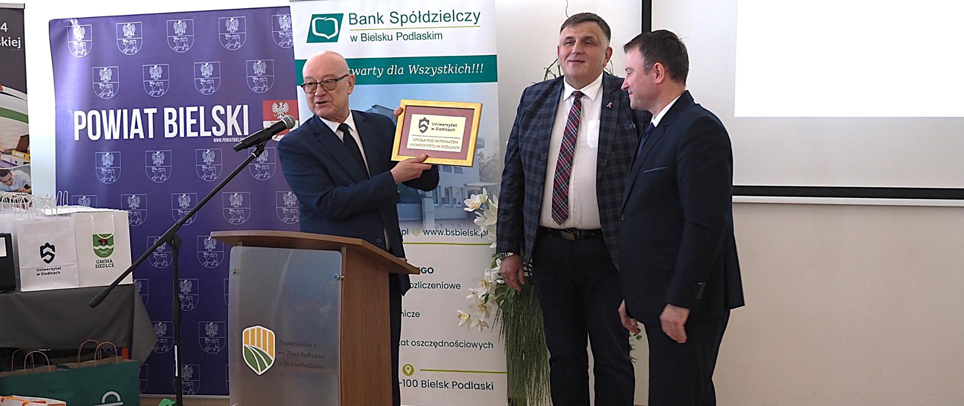 Akt objęcia patronatem Zespołu Szkół nr 4 im. Ziemi Podlaskiej w Bielsku Podlaskim przez Uniwersytet w Siedlcach - rektor prof. Mirosław Minkina, dyrektor Szkoły Bolesław Hryniewicki, prorektor dr. hab. Marek Gugała 
