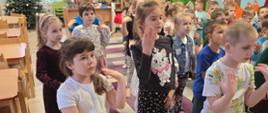 Dzieci w trakcie ćwiczeń