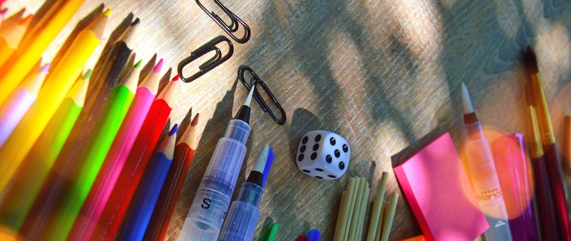 obrazek przedstawia przybory szkolne