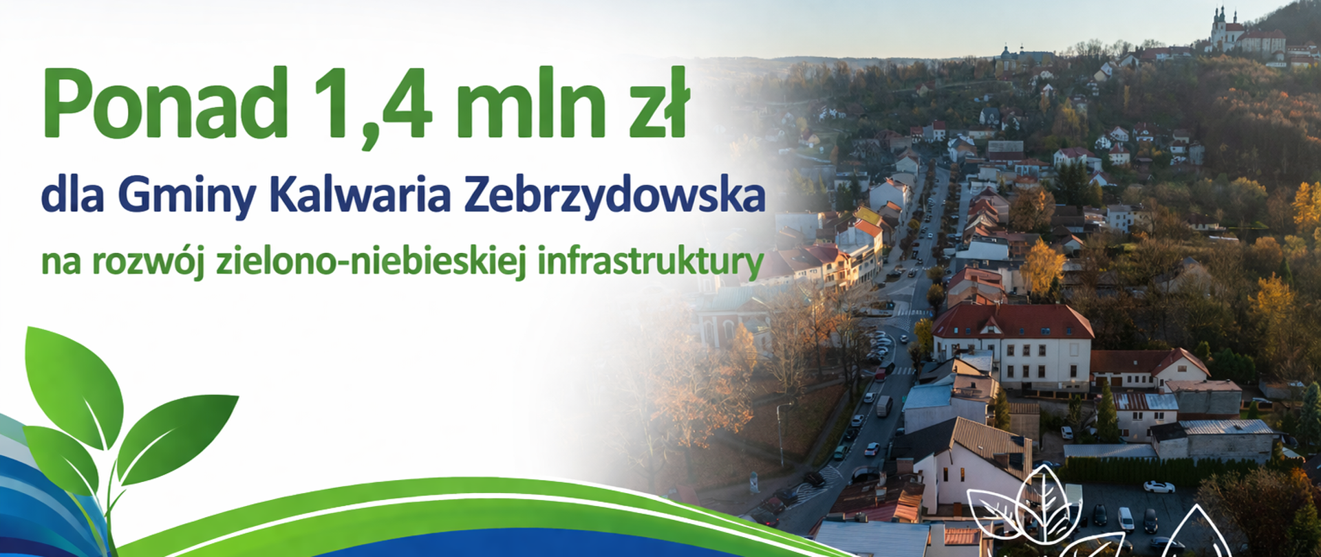 Grafika promocyjna przedstawiająca informację o dofinansowaniu dla Gminy Kalwaria Zebrzydowska. Po lewej stronie znajduje się tekst: „Ponad 1,4 mln zł dla Gminy Kalwaria Zebrzydowska na rozwój zielono-niebieskiej infrastruktury”, utrzymany w zielono-niebieskiej kolorystyce. Na dole widoczne są stylizowane fale oraz motyw roślinny symbolizujący ekologię. Po prawej stronie znajduje się zdjęcie lotnicze miasta z zabudową i wzgórzem klasztornym w tle.