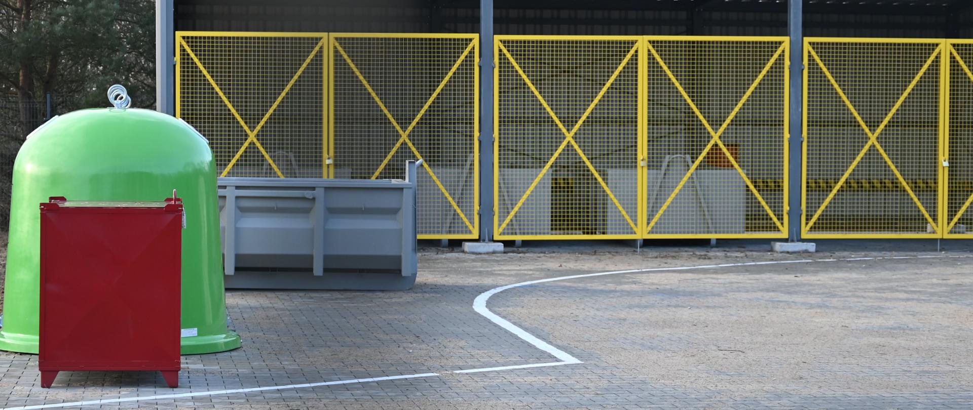 Nowy Punkt Selektywnej Zbiórki Odpadów Komunalnych z zadaszonymi boksami i pojemnikami do segregacji odpadów.