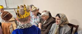 Interakcja dzieci z mieszkańcami domu.