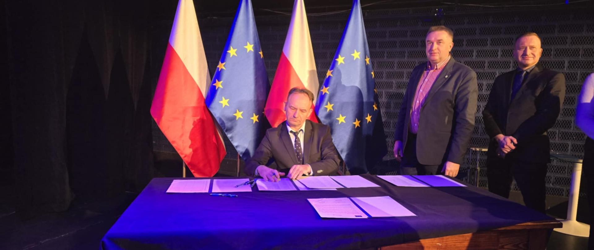 Wicestarosta Piotr Bożko składa podpis pod listem do Komisji Europejskiej