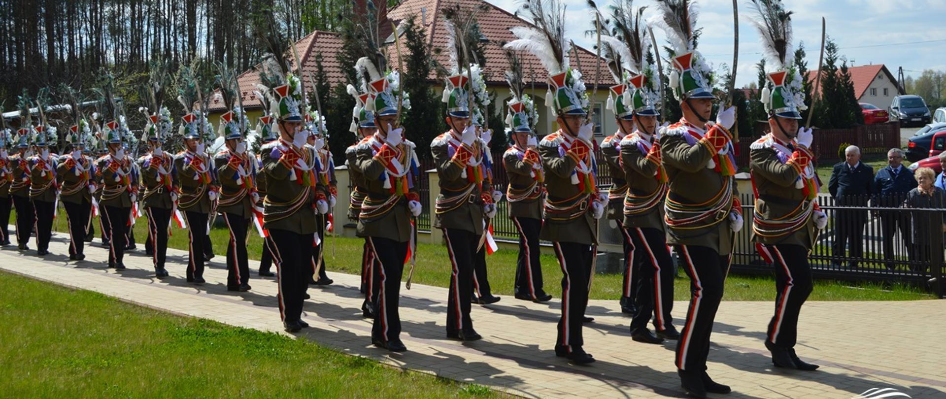 Na zdjęciu widoczna jest grupa maszerujących Turków w mundurach