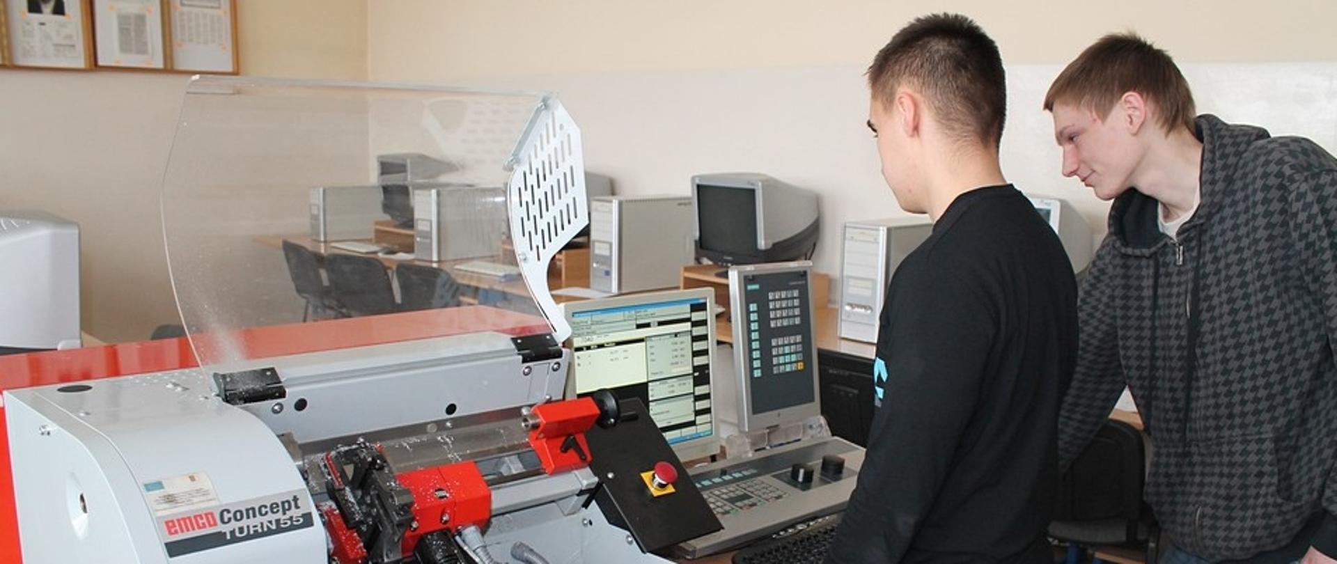 Uczniowie Zespołu Szkół nr 1 im. Marszałka JK Piłsudskiego w Bielsku Podlaskim - zdjęcie ilustracyjne