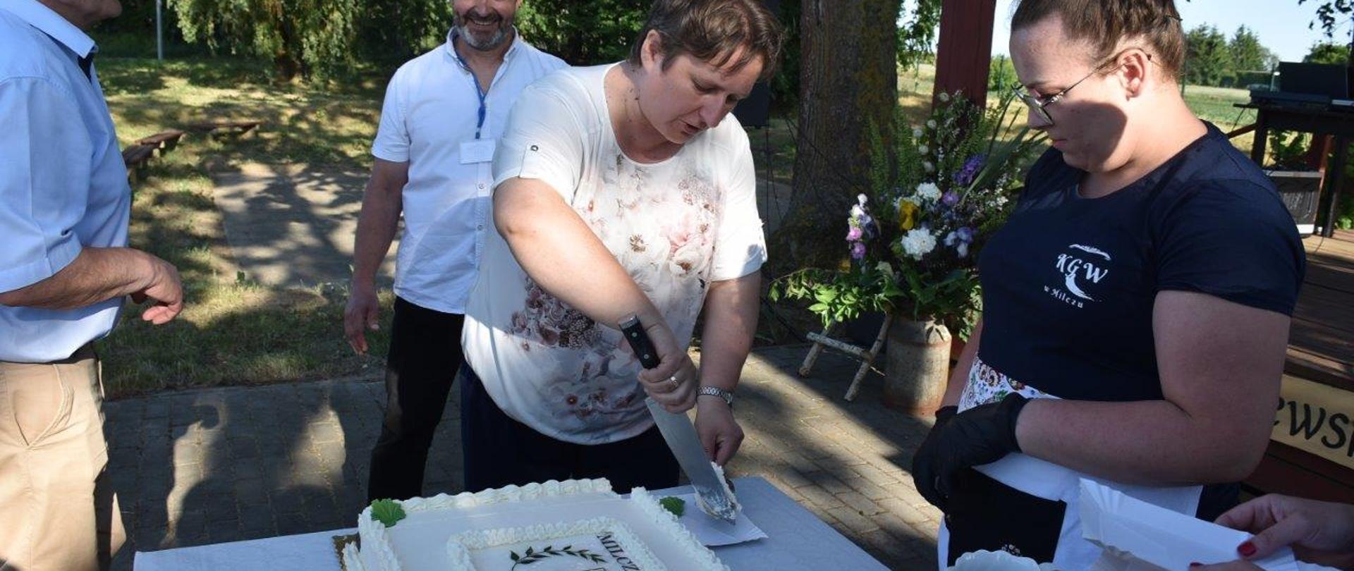 Pani Wójt kroi tort