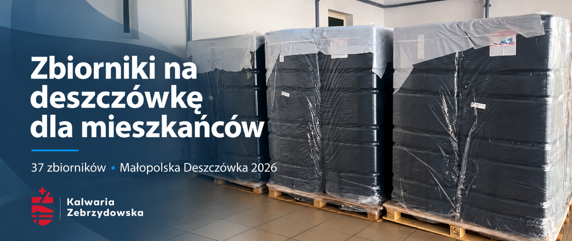Grafika informacyjna Gminy Kalwaria Zebrzydowska dotycząca zakupu 37 zbiorników na deszczówkę w ramach programu „Małopolska Deszczówka 2026”. W tle widoczne są czarne zbiorniki na wodę opadową, zabezpieczone folią i ustawione na drewnianych paletach. Po lewej stronie, na granatowym tle, znajduje się biały napis „Zbiorniki na deszczówkę dla mieszkańców”, a poniżej informacja „37 zbiorników • Małopolska Deszczówka 2026”. W dolnej części umieszczono logo Kalwarii Zebrzydowskiej.