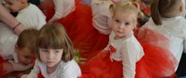 Apel z okazji Święta Niepodległości - przedszkolaki prezentują recital przed rówieśnikami i nauczycielkami