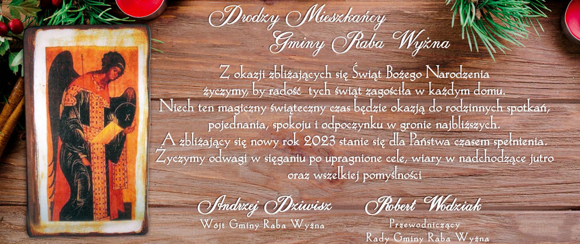 W tle gałązki świąteczne, po prawej stronie anioł, w centralnej części na tle imitującym drewno życzenia Bożonarodzeniowe