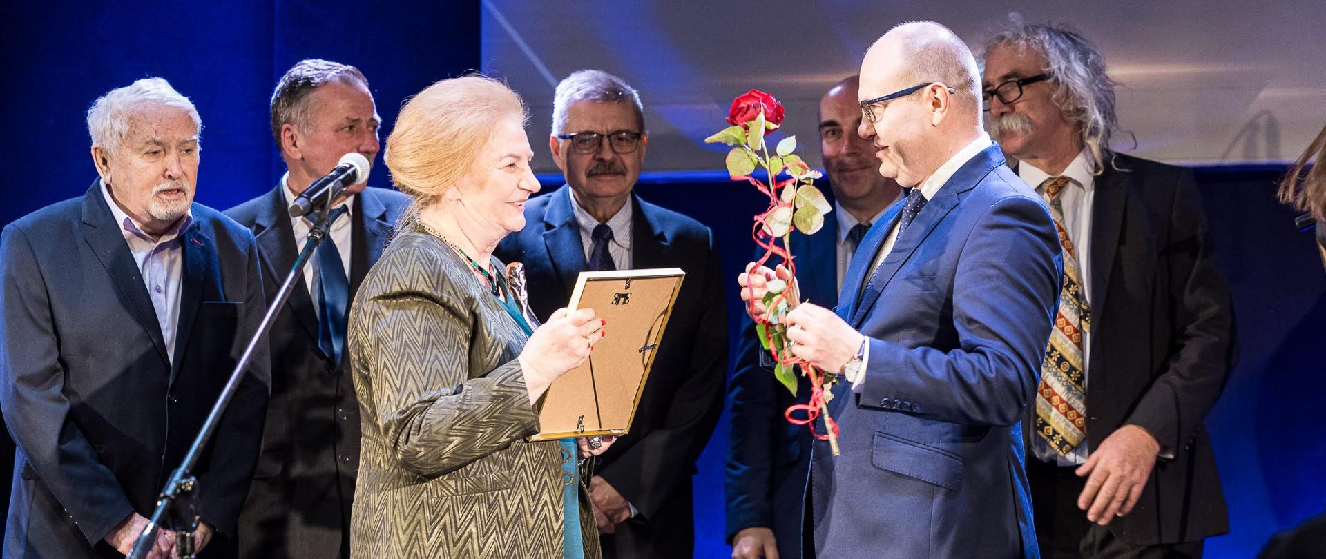 Prezes Fundacji Barbara Babulewicz w otoczeniu swoich współpracowników odbiera nagrodę z rąk Marszałka Województwa Podlaskiego Artura Kosickiego