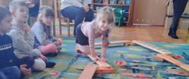 Dzieci w trakcie ćwiczeń na ścieżce sensorycznej