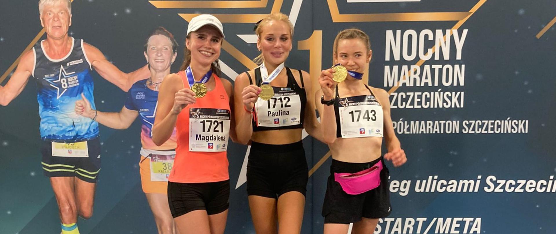 Zdobywczynie miejsc na podium w półmaratonie prezentują zdobyte medale. Jako pierwsza od lewej stoi zawodniczka Szkolnego Klubu Biegowego w Kraśniku Magdalena Wójcicka z medalem srebrnym w ręku