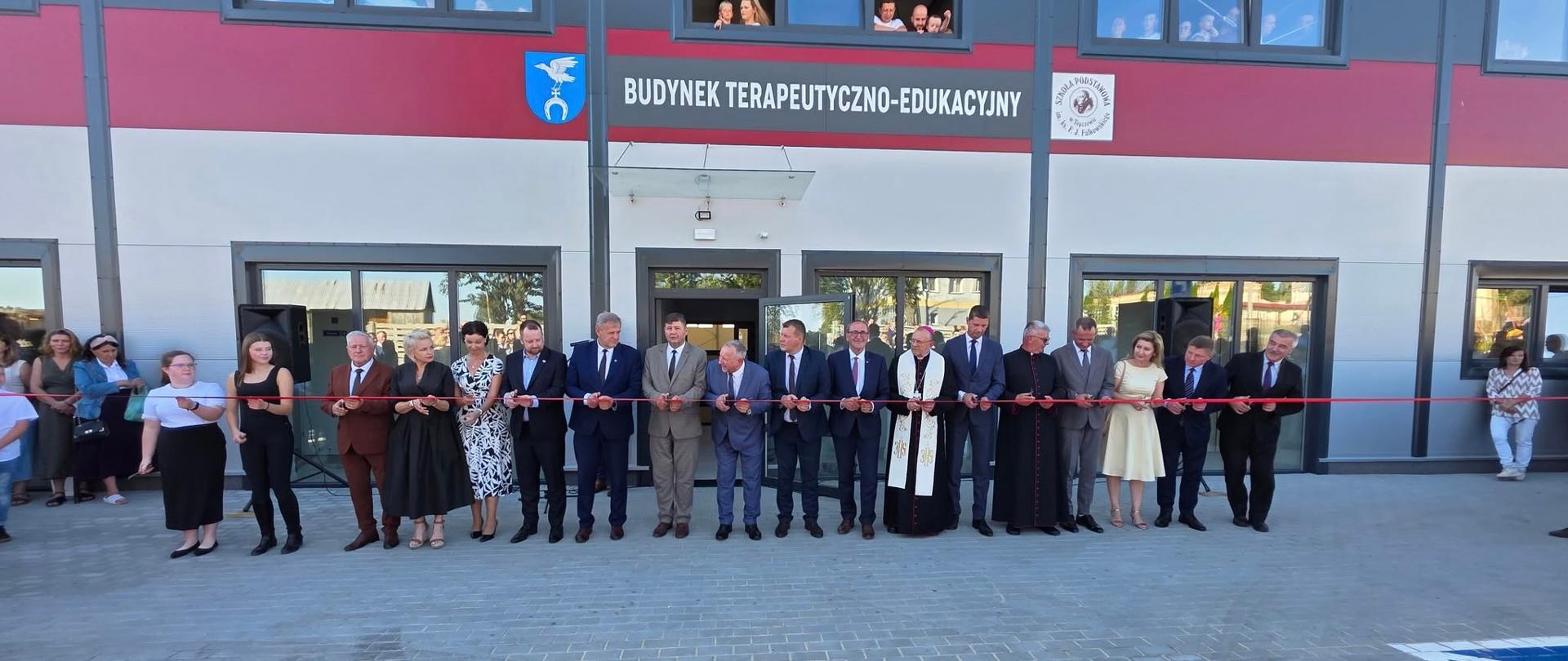 W otwarcia obiektu terapeutyczno-edukacyjnego uczestniczyli m.in. starosta bielski Sławomir Jerzy Snarski oraz członek zarządu powiatu Maciej Bobel