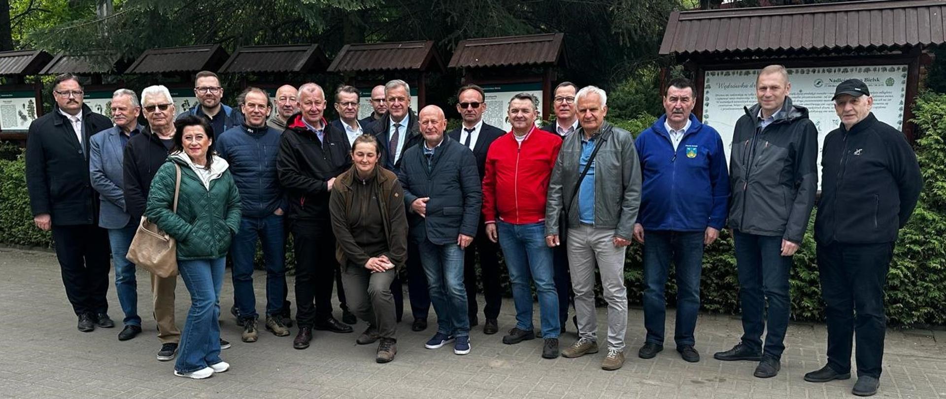 Starostowie z zarządu Związku Powiatów Polskich z wizytą w szkółce leśnej Grabowiec