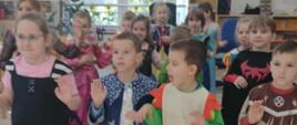 Dzieci preznetują kostiumy postaci z bajek