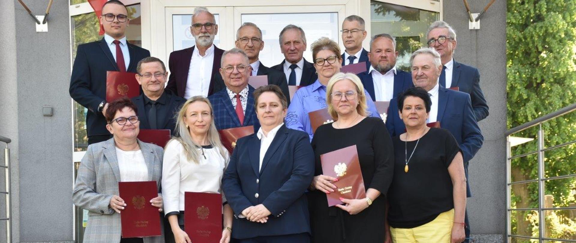 Zdjęcie grupowe radnych gminy Pani Wójt i pani Wice Wójt