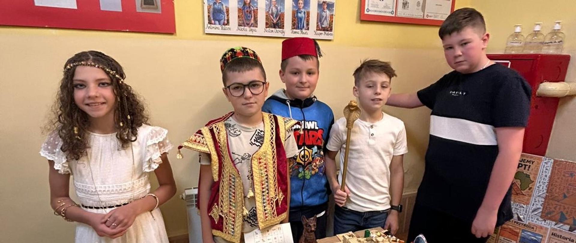 Strefa Spokoju i Koloru, na zdjęciu widać dzieci przebrane w stylu kultury egipskiej, oraz poczęstunek