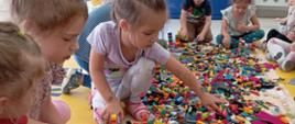 Dzieci w trakcie zabawy klockami LEGO