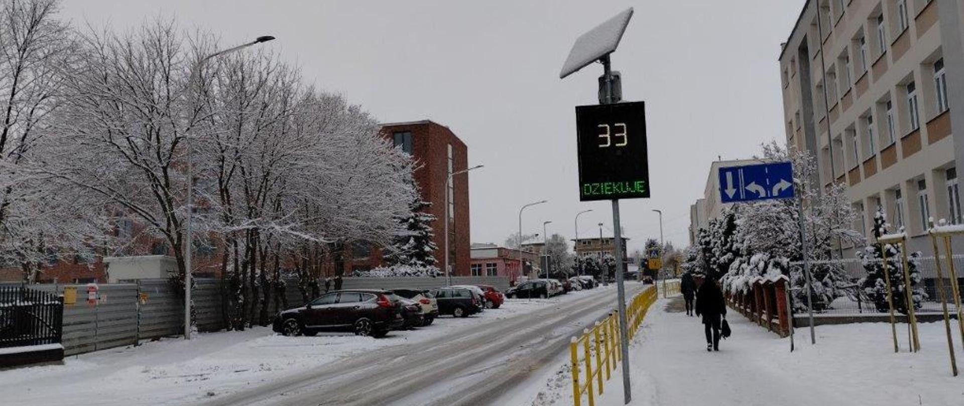 Radarowy wyświetlacz prędkości przy ul. Widowskiej w stronę przejścia dla pieszych przy Szkole Podstawowej nr 4 w Bielsku Podlaskim