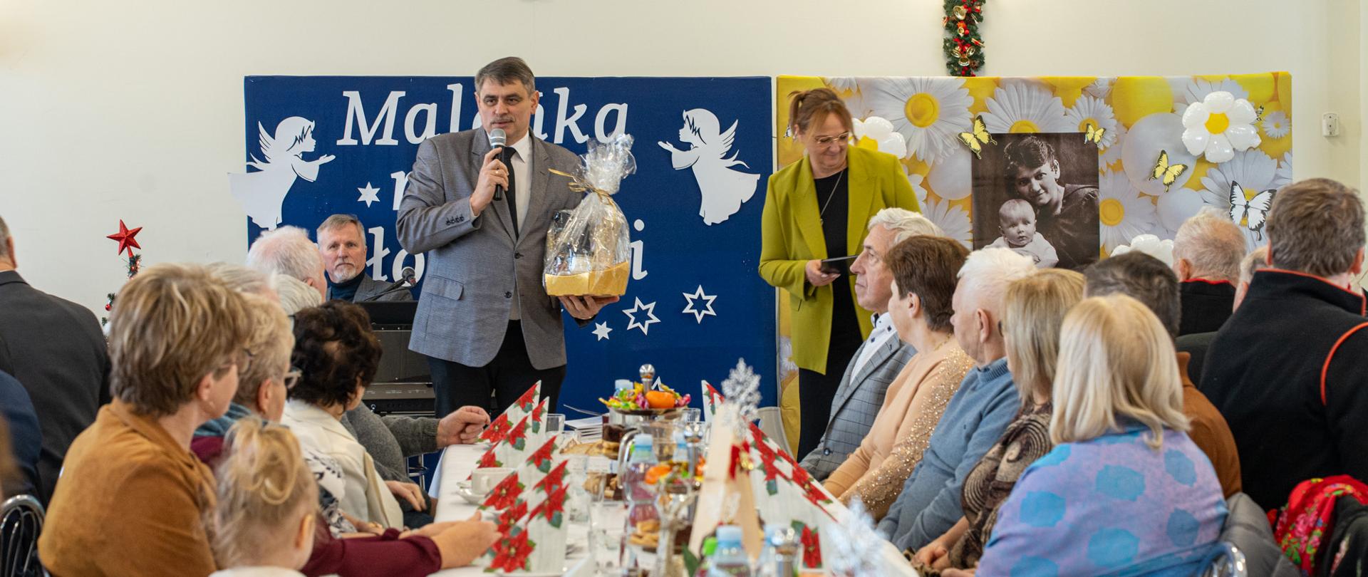 W ciepłej, świątecznej atmosferze mieszkańcy spotkali się przy wspólnym stole, by razem kolędować i spędzić czas na rozmowie. Były życzenia, drobne upominki oraz chwile wzruszeń, które przypomniały, jak ważna jest bliskość i wspólnota – szczególnie w okresie bożonarodzeniowym. Spotkanie stało się okazją do integracji, uśmiechu i zatrzymania się na moment w codziennym biegu.