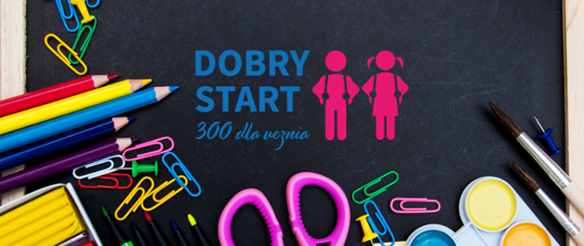 Na zdjęciu widoczna jest tablica z napisem "Dobry Start 300 dla uczniów". W okół tablicy rozrzucone są kolorowe akcesoria do prac plastycznych - kredki, nożyczki, farby, pędzle.
